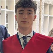 Profesor de Inglés Joven nivel Cambridge C1 con conocimientos avanzados en la preparación de PEvAU. Con capacidad de movilidad